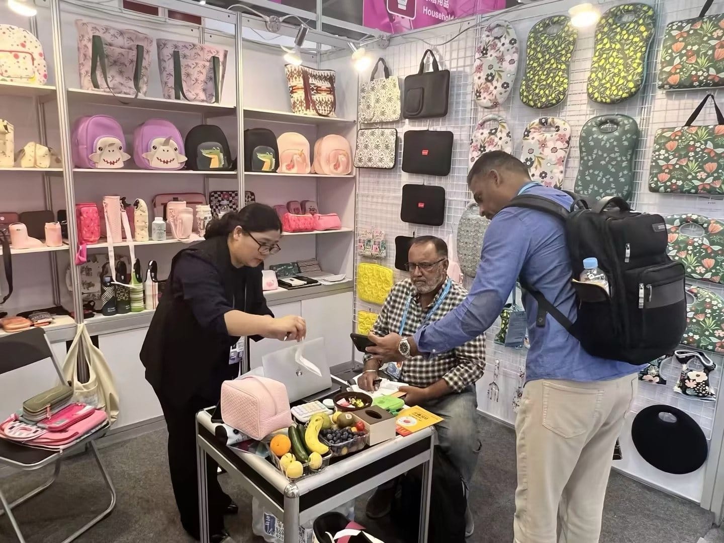 NeoMerc sample discussion with overseas buyer at trade fair
